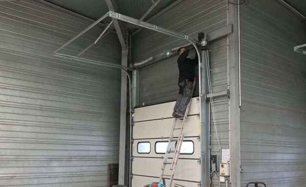 Délais de fabrication et de livraison d’une porte sectionnelle sur mesure ?