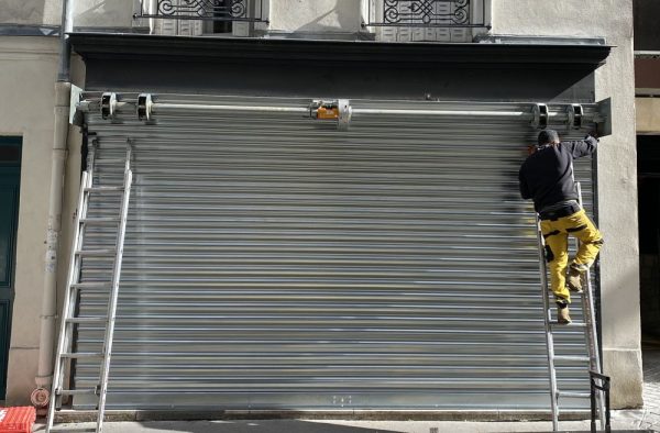 Comment réparer un rideau métallique bloqué ?