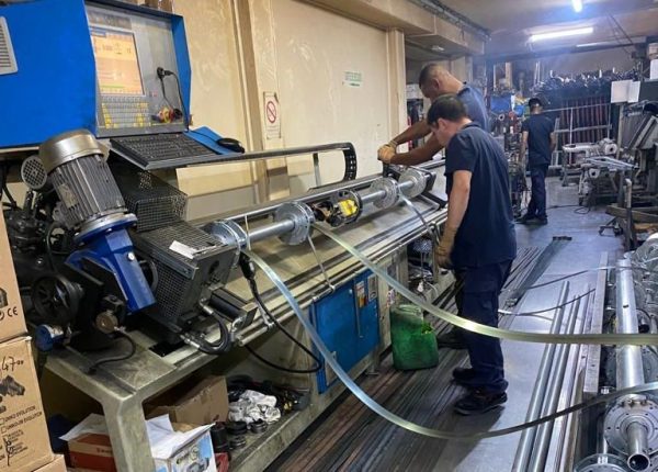 Les étapes pour retendre le ressort d’un rideau métallique