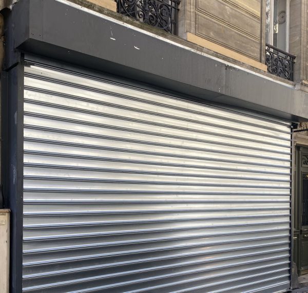 Comment poser un rideau métallique ?