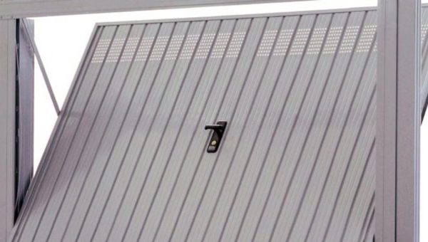 Comment ouvrir une porte de garage coincée ?